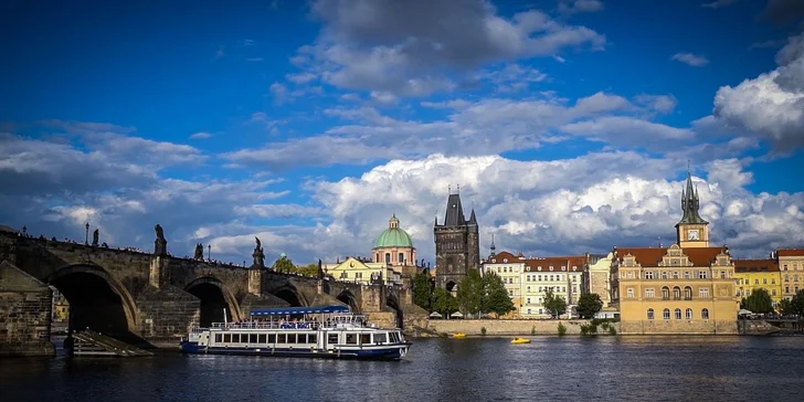 Uvidíte Pražský hrad a podplujete Karlův most.