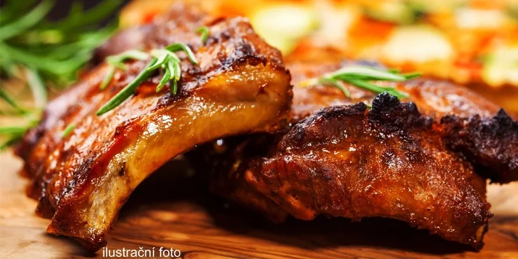 1 kg pečených žeber v pikantní medové marinádě s chlebem