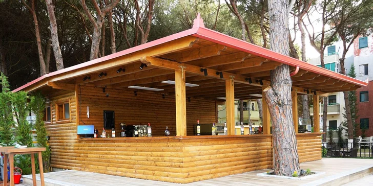 All inclusive zahrnuje snídaně, obědy a večeře formou bufetu, doplněné o místní alkoholické a nealkoholické nápoje.

