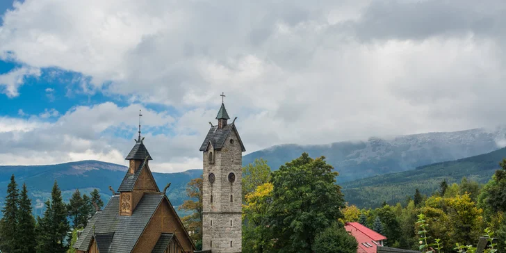 Naplánujte si i výlet do Karpacze (8 km), lázeňského městečka s dřevěným kostelem, který sem přivezli z Norska. 