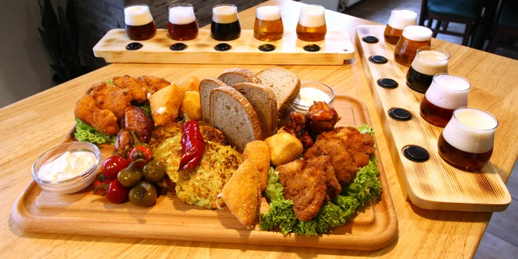 Prkno plné masa, sýrů i dalších dobrot a degustace piv pro 1–4 osoby