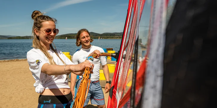 Výuka pobíhá na nafukovacím 2W WIND paddleboardu s kompletním windsurfingovým oplachtěním.