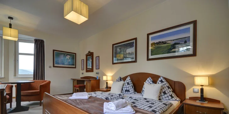 Připravený pro vás bude útulný a moderní pokoj, ve kterém nechybí pohodlné postele, televize a Wi‑Fi připojení, minibar a posezení. 