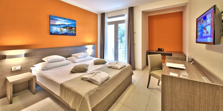 Ubytujete sa buď v dvojlôžkovej izbe, alebo v rodinnom apartmáne.