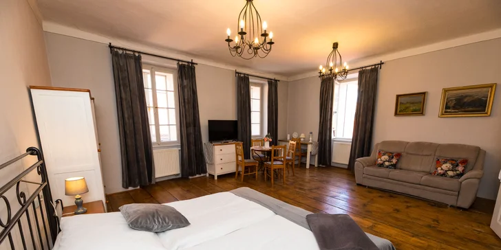 Bývať budete v dvojlôžkovej izbe alebo apartmáne.