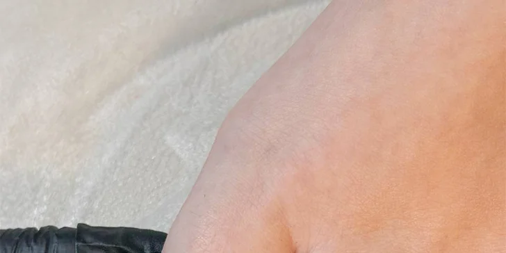 Na výběr máte také balíčky s posílením nehtů gelem, aplikací gel laku nebo prodloužením nehtů. 