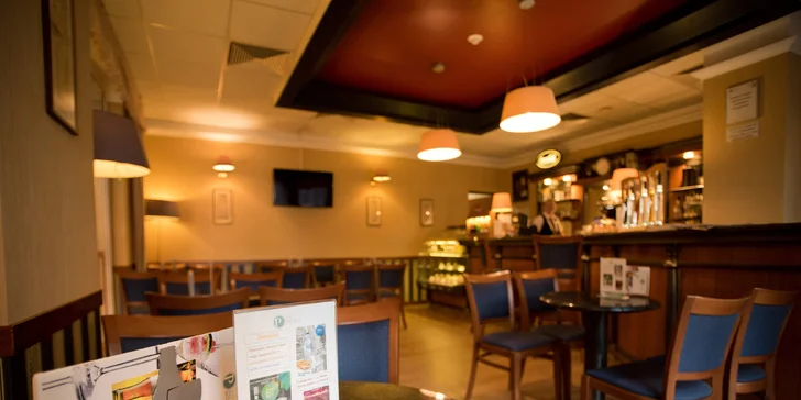 Hotelový bar a kaviareň Walzer má v ponuke kávu aj rôzne drinky.