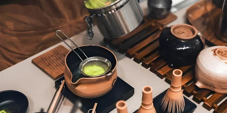 Praktický kurz přípravy matchy od Barista Crew trvá 2,5 hodiny.