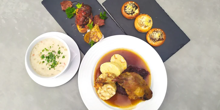 Svatomartinské menu pro dva: kachní stehno se zelím a knedlíky, husí kaldoun i jatýrka, tlačené koláče