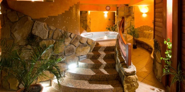 Hotel stojí mezi dvěma lyžařskými středisky: Špindlem a Herlíkovicemi. 