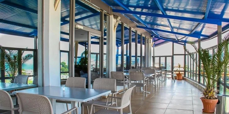 Zvolíte-li all inclusive, těšte se na snídaně a večeře formou bohatého bufetu, obědy u bazénu a nekonečný přísun snacků, dezertů a zmrzliny mezi 15:00 a 17:00. 