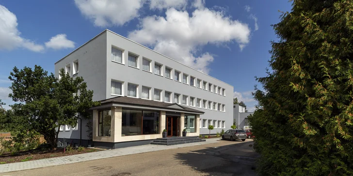 Hotel vznikl rekonstrukcí továrny na balicí stroje. Před ním pohodlně zaparkujete. 