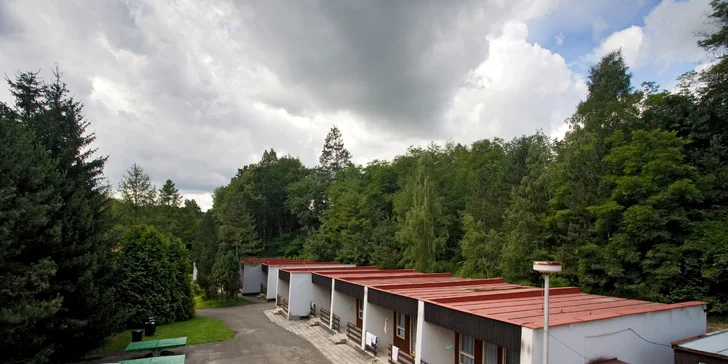Řidiči určitě ocení parkovací místo přímo u bungalovu.