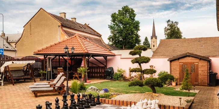 Potěší vás i odpočinková místnost s vodopádem, solnými kameny a umělým ohněm. 
