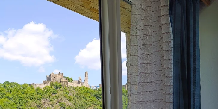 Väčšina izieb má balkón s výhľadom na priehradu a zrúcaninu hradu Cornštejn.