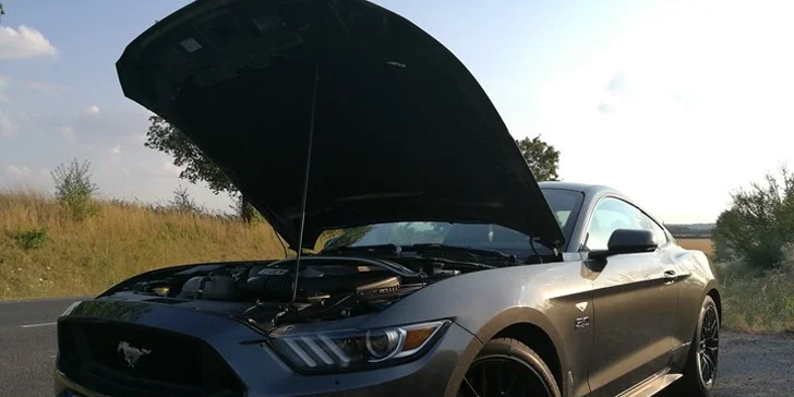 Mustang má laděný výfuk přímo na zakázku, a auto tak má brutální závodnický zvuk! 