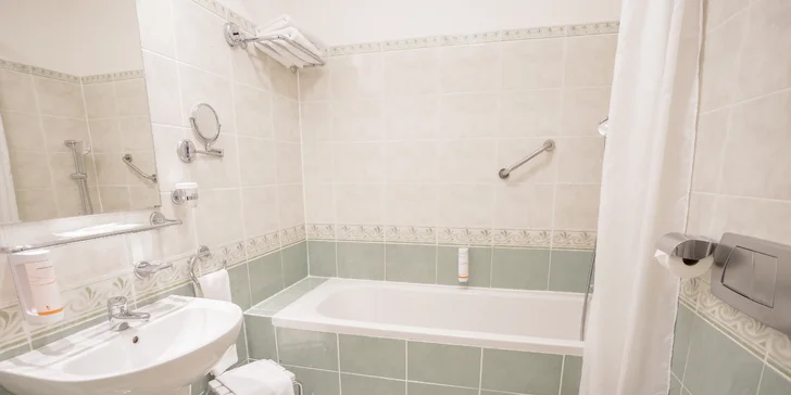 Koupelnu budete mít vlastní, a to buď s vanou, nebo se sprchou. 