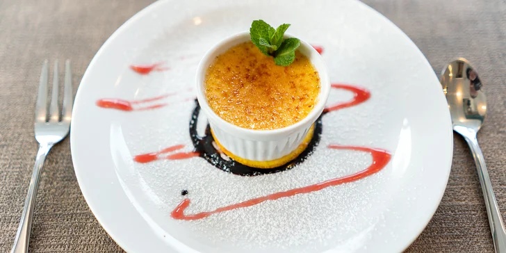 Chybět samozřejmě nebude ani sladká tečka v podobě crème brûlée.