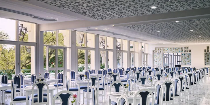 Hlavní restaurace servíruje bufetové snídaně (pro spáče i ty pozdní), obědy a večeře plné tuniských i mezinárodních specialit. 
