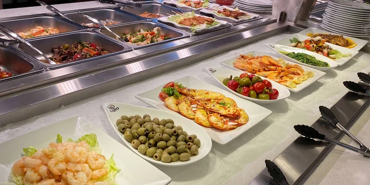 Bohatý výběr je ze studeného i teplého bufetu - dopřát si můžete sushi, rýži, nudle, saláty, mušle, krevety a další. 