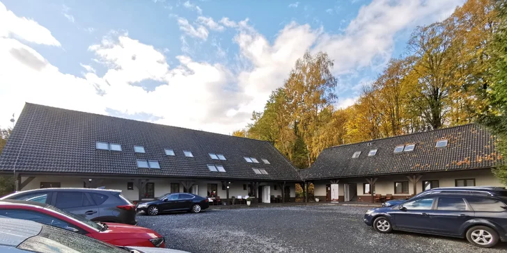 Zaparkujete přímo u objektu.