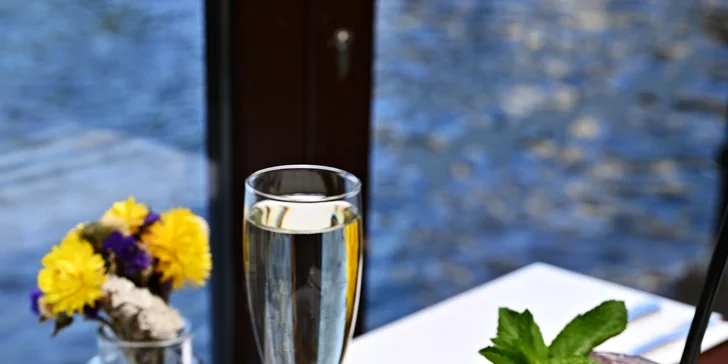 Na čepu je Staropramen, dělají tu domácí limonády a pestrý je i vinný lístek. 