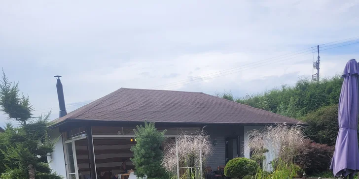 K dispozici je také sauna na dřevo a koupací jezírko.