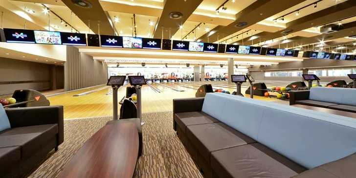 Na jedné z bowlingových drah tu můžete až v šesti lidech roztočit prima zábavu.