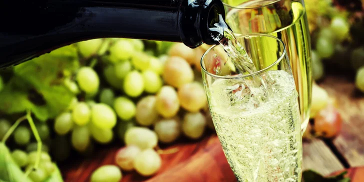 Kromě wellness si vychutnáte také sekt a ovoce.