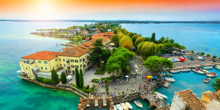 Romantické lázeňské městečko Sirmione.