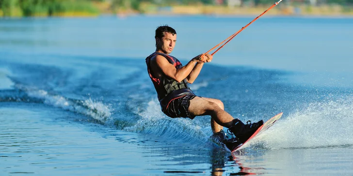 Užite si adrenalín pri jazde na wakeboarde na Oravskej priehrade