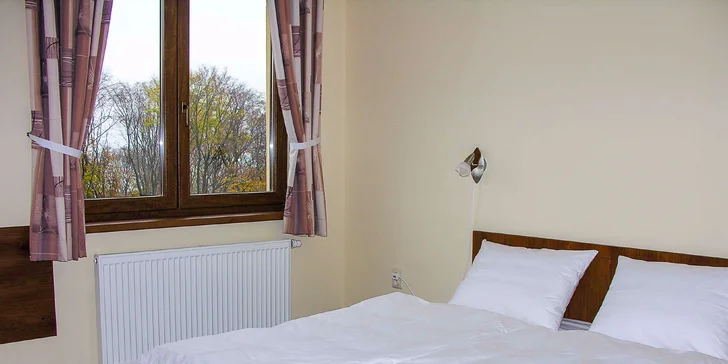 Penzión poskytuje ubytovanie v 2 a 3 posteľových izbách a v 2 apartmánoch. V každej izbe a apartmáne je TV, SAT, wifi, minibar, sušič vlasov. Izby majú vlastné hygienické zariadenie /sprcha, WC/.