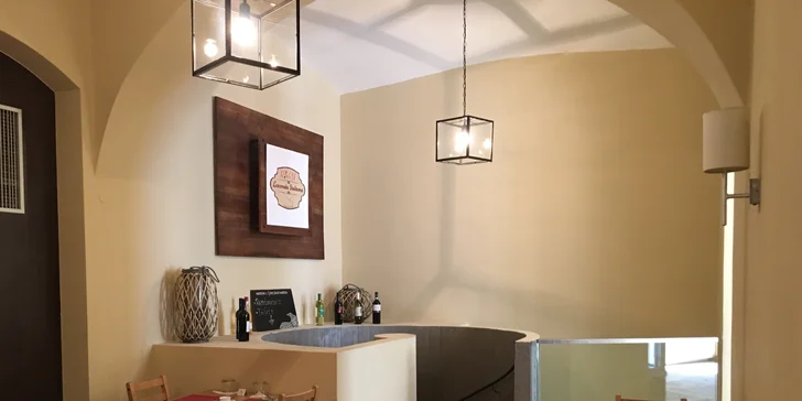 Restaurace je dvoupatrová a prostorná.