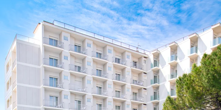 Hotel se nachází hned v první linii u široké písčité pláže a nabídne relax v rozkvetlých zahradách i u venkovního bazénu. 