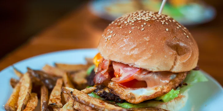 450 g Hovädzí burger s volským okom s domácimi hranolčekmi 