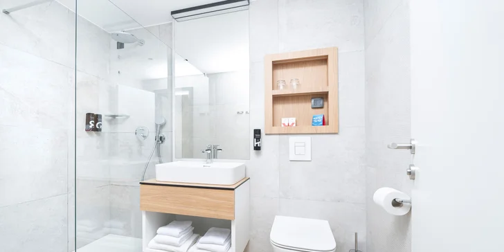 Každá izba je plne klimatizovaná a vybavená modernou kúpeľňou s walk-in sprchou, fénom, satelitnou televíziou, trezorom a minibarom.