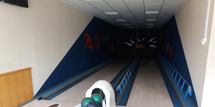 Pro zábavu jsou vám k dispozici dvě bowlingové dráhy, jedna i s mantinely pro děti.