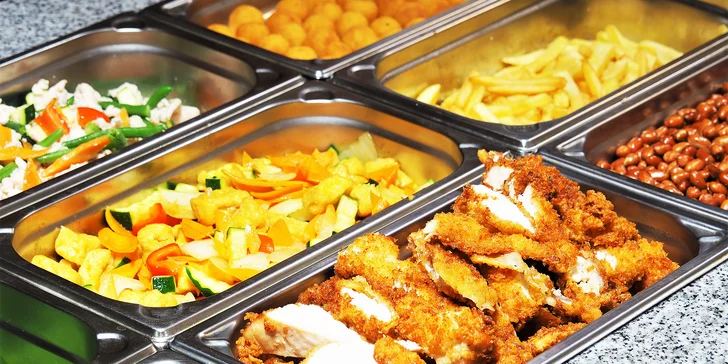 Vietnamský obědový bufet: talíř plný specialit a polévka