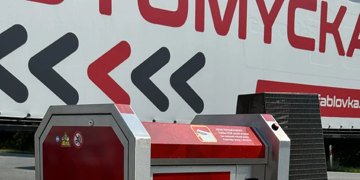 Nečistoty, hmyz i špína z kol snadno zmizí díky kombinaci šampónu, volitelně i aktivní pěny, a důkladnému oplachu.
