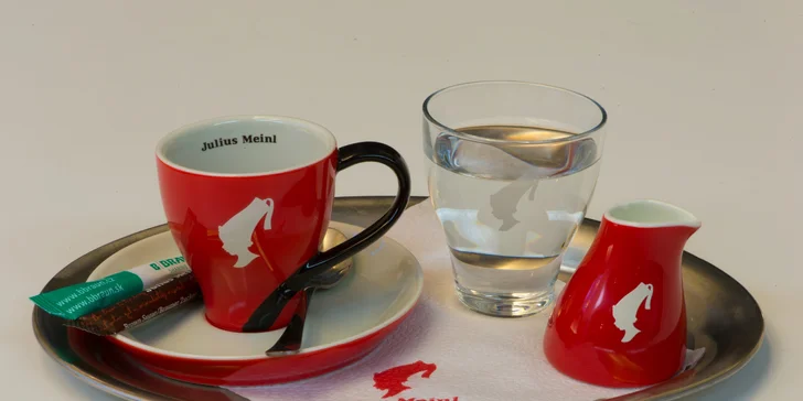 V nabídce je espresso několika velikostí i cappuccino, vídeňská káva a caffè latte. 