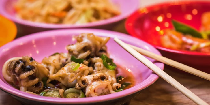 Na pásu nejezdí jen sushi rolky, ale i polévky, nudle, mořské plody a další asijské speciality. 