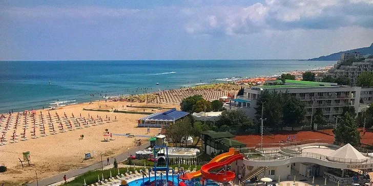 Hotel disponuje bazény pro dospělé i dětským bazénem s mini aquaparkem.