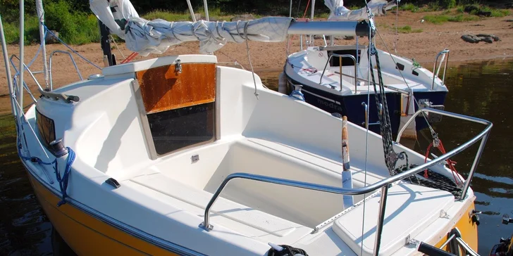 Plachetnice RA Cruiser je vhodná zejména pro začátečníky a k jejímu ovládání nepotřebujete průkaz Vůdce malého plavidla. 