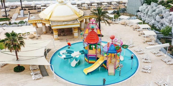 Aquapark nabízí 4 skluzavky pro dospělé a jednu pro děti. 