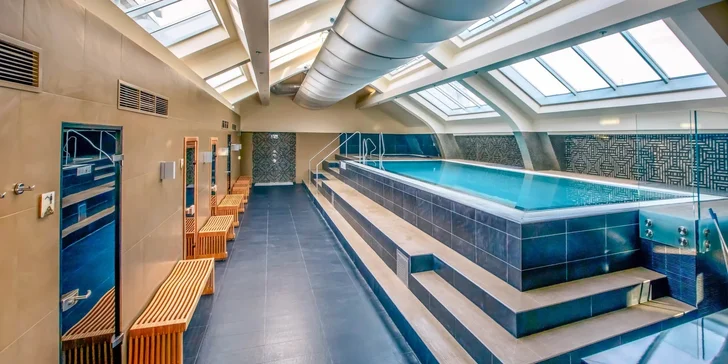 Wellness centrum na střeše hotelu s vnitřním i venkovním bazénem a saunami.