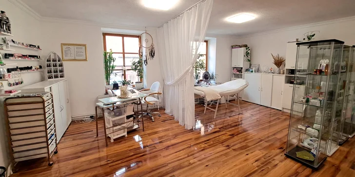 Těšit se můžete na čištění pleti, úpravu obočí a báječnou masáž i peeling a masku. 
