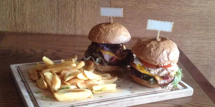 Už z názvu Bacon BQQ burgeru je jasné, že kromě 100% hovězího masa (180 g) v housce vás čeká pořádná nálož opečené slaniny, doplněná cheddarem, cibulovým chutney, rajčetem, okurkou, salátem a BBQ omáčkou. 
