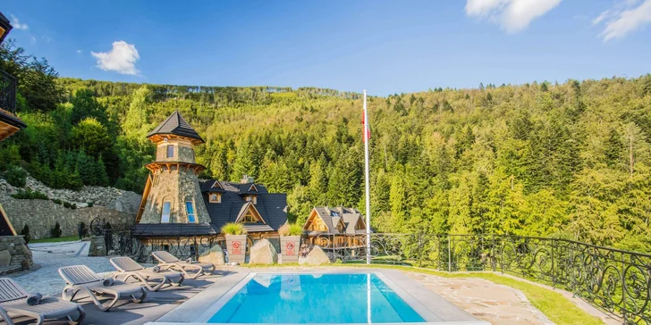 V létě je k dispozici venkovní bazén a pool bar. 