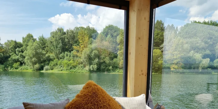 Uvnitř je ložnice s dvoulůžkem a obývací pokoj. 