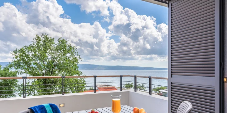 K pokojům patří balkon, zvolit můžete i ten s výhledem na moře. 